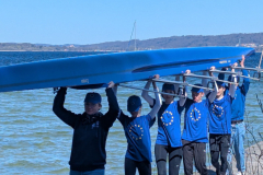 Schueler-tragen-Boot
